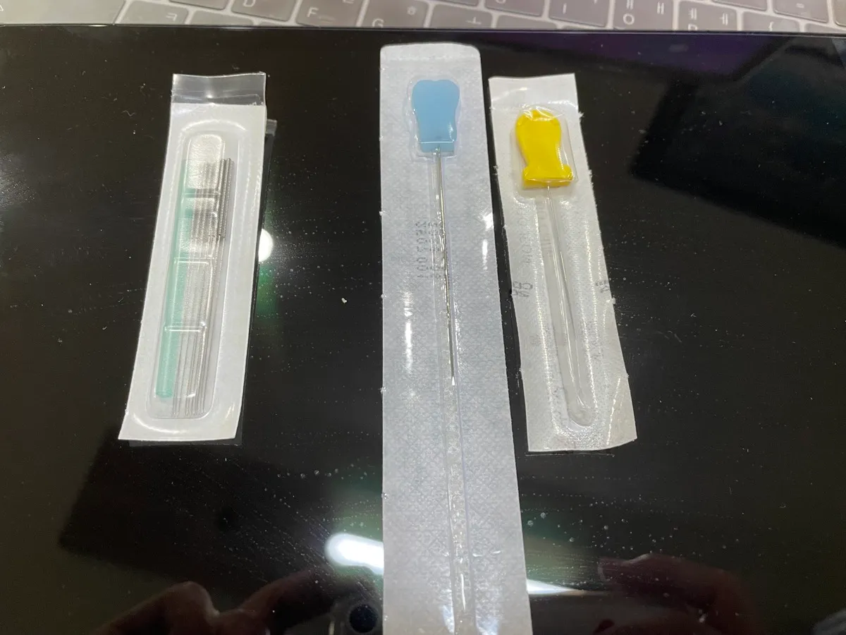 도침 종류 실물 비교 사진 — 왼쪽 일반 침(호침), 가운데 편평도침(파란 손잡이), 오른쪽 도침(노란 손잡이). 멸균 개별 포장 상태